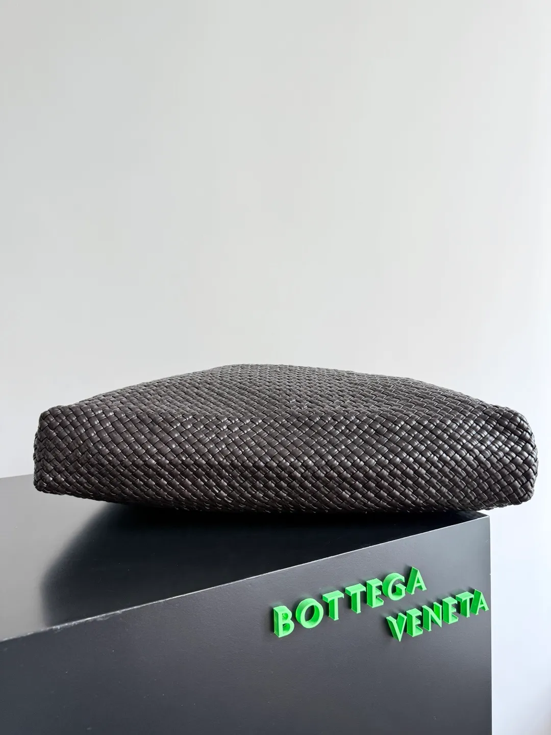 Batch 7360 BOTTEGA VENETA new product large Tosca Baci Baci means Kiss in Italian. Different from the previous Tosca style, this time the entire handbag presents a triangular shape design, and the handle is also designed with a single handle. The delicateness of each stitch of the craftsman's weaving, and the warmth of the handwork are like freshly baked bread! This is a bag that only experienced craftsmen can weave. The lightweight material and large capacity make it easy to carry whether you are an office worker or a student party😍Not only that, this bag is full of fashion, making you the center of attention whether it is for daily outings or important occasions👀 Style number: 762635 Size: 54*39.5*6cm